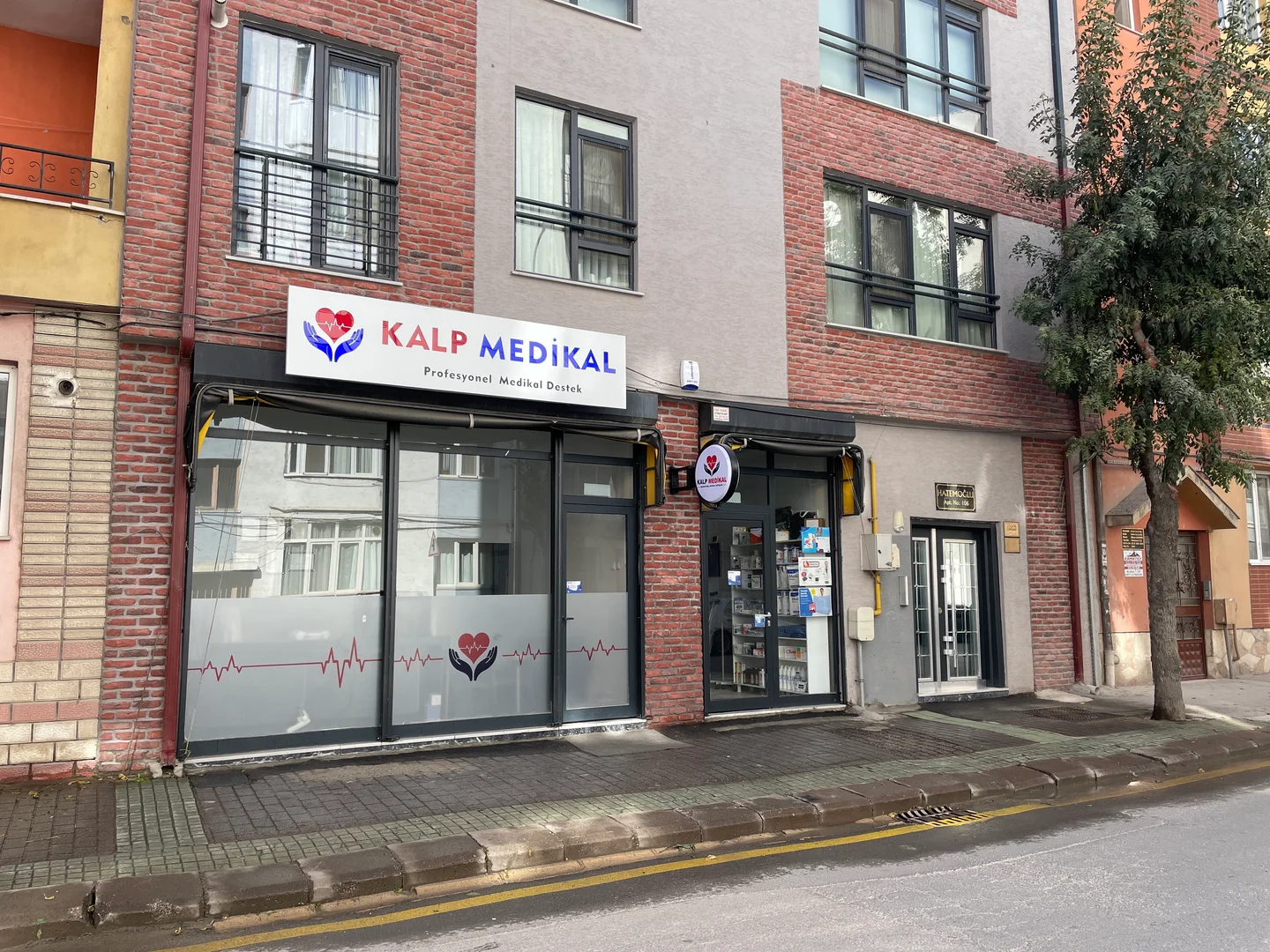 KALP Medikal Eskişehir mağazasının tabelası, vitrini ve girişi