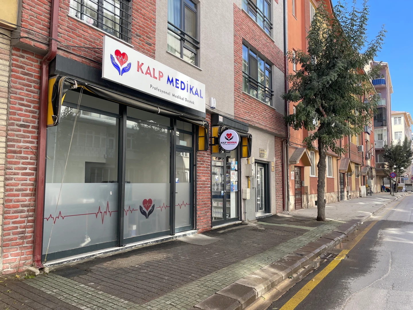 Kırım Caddesi üzerindeki KALP Medikal mağazası, giriş kapısı ve sokak görünümü